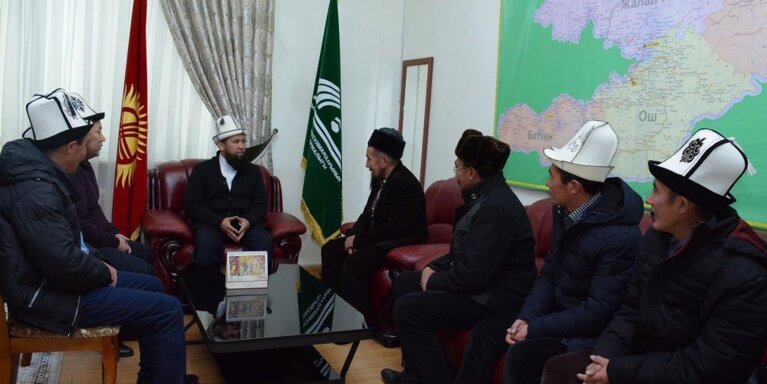 Муфтий памир кыргыздарына Куран белек кылды 
