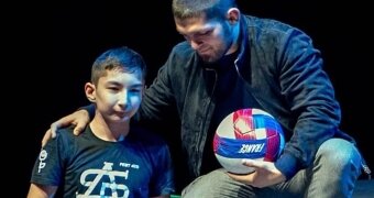 ​Нурмагомедов буту жок бала менен футбол ойноду (видео)